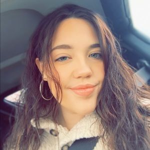 Meet your Posher, Chloe